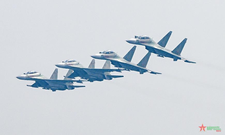 Máy bay chiến đấu Su-30MK2 và trực thăng Mi hợp luyện trên bầu trời Hà Nội - 5