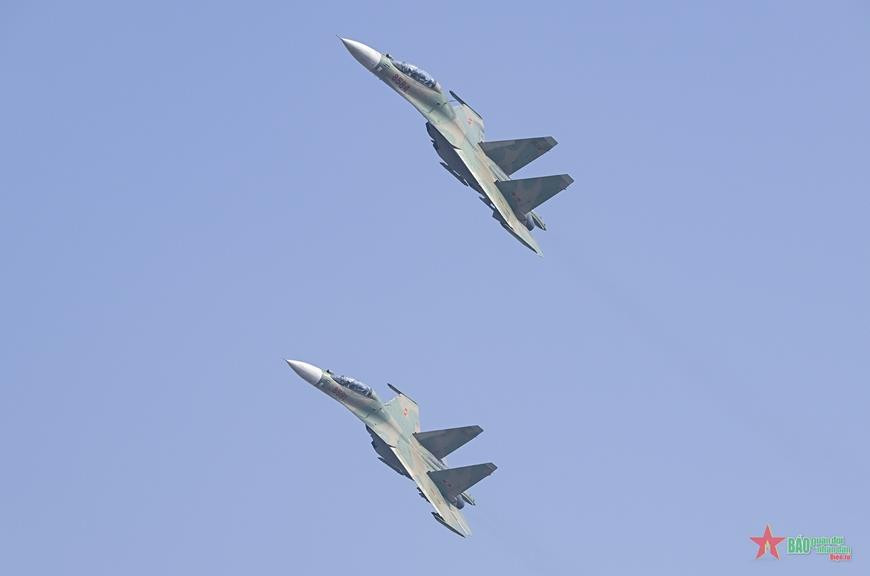 Máy bay chiến đấu Su-30MK2 và trực thăng Mi hợp luyện trên bầu trời Hà Nội - 7