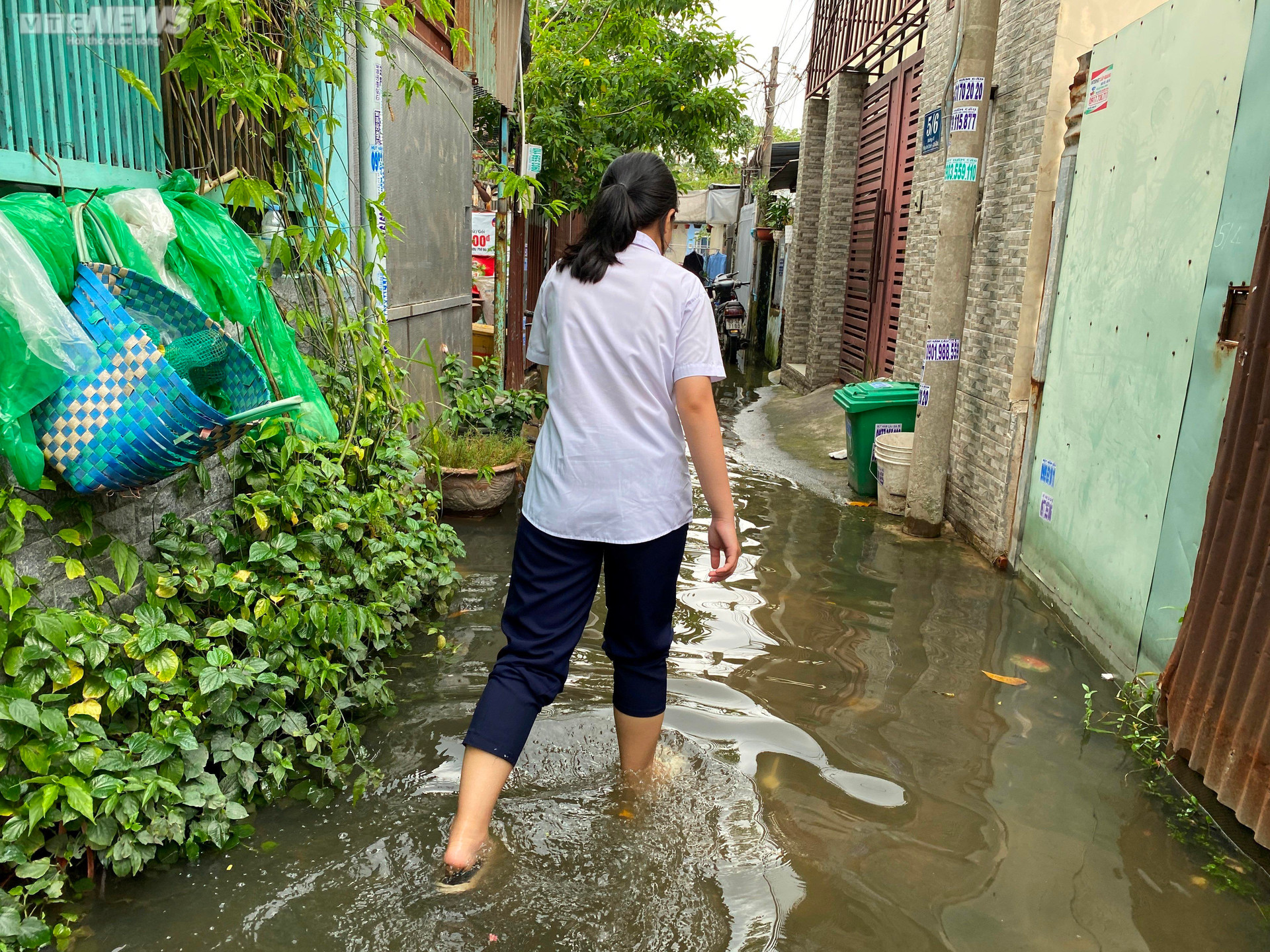 TP.HCM: Cuộc sống người dân bị đảo lộn vì hẻm ngập nước nhiều ngày chưa rút - 2