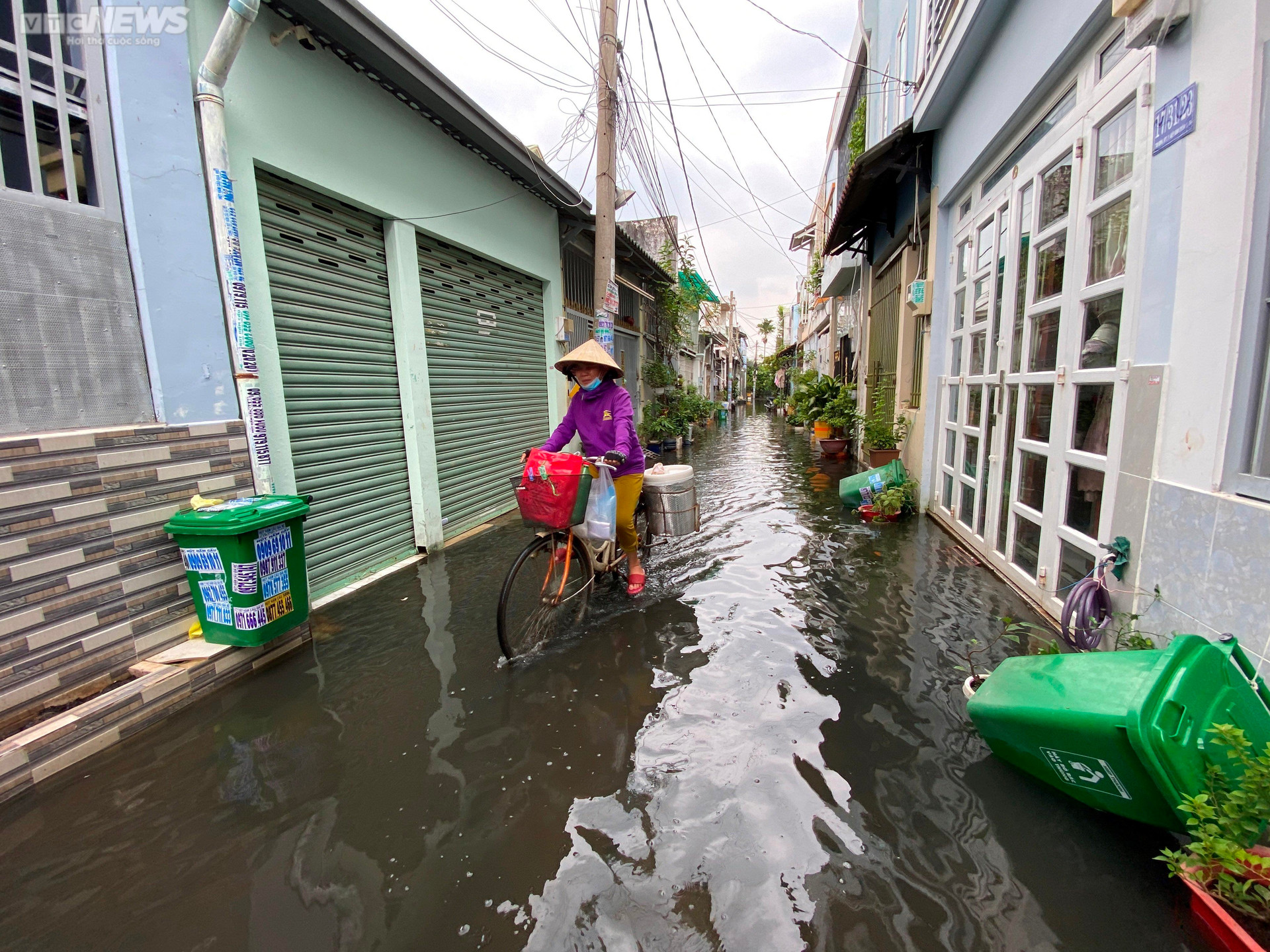 TP.HCM: Cuộc sống người dân bị đảo lộn vì hẻm ngập nước nhiều ngày chưa rút - 1