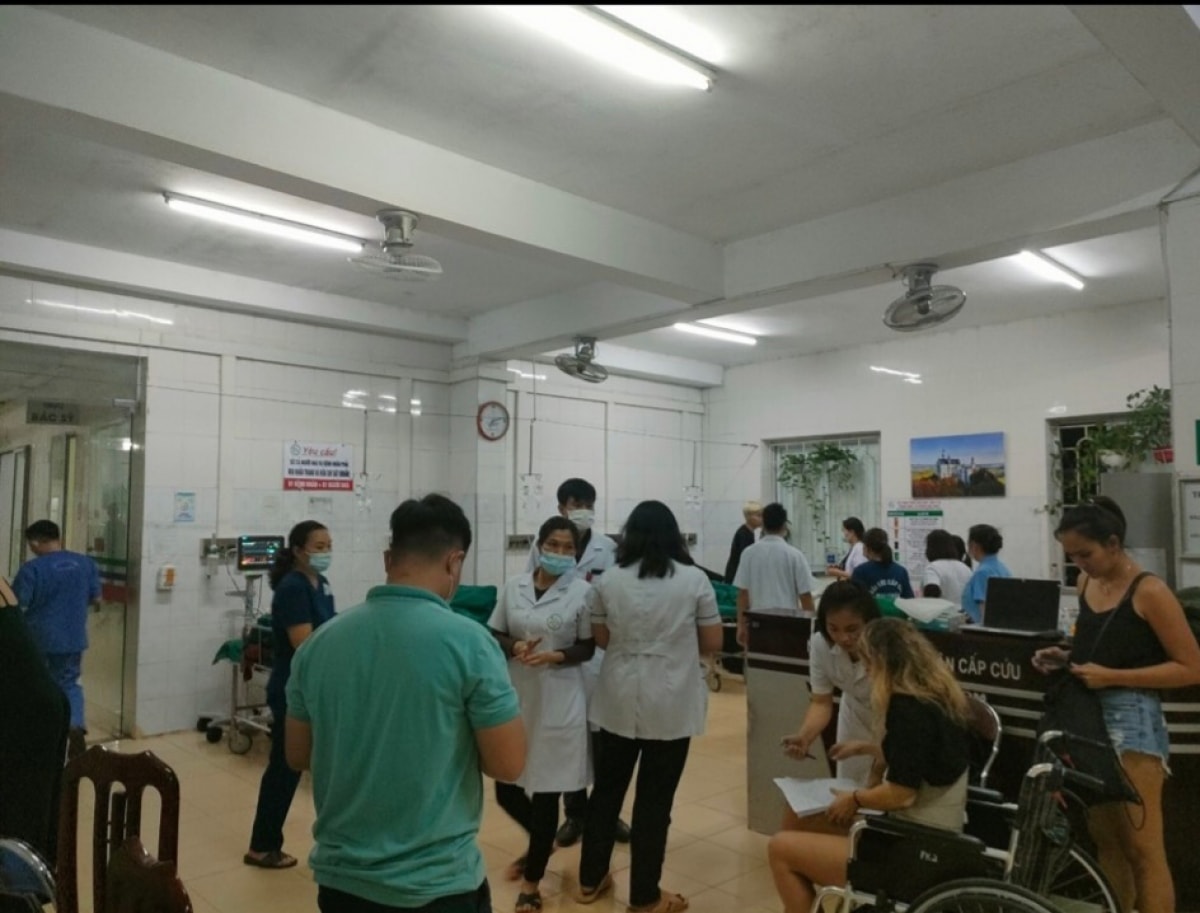xe khách chở người nước ngoài bị tai nạn 6 bệnh nhân chuyển lên tuyến trên hình ảnh 2 xe khach cho nguoi nuoc ngoai bi tai nan 6 benh nhan chuyen len tuyen tren hinh anh 2