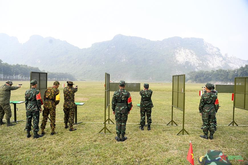 Phó tư lệnh Lục quân các nước ASEAN trổ tài bắn súng - 2
