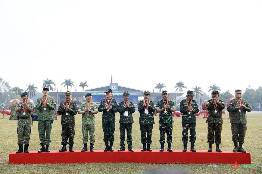 Phó tư lệnh Lục quân các nước ASEAN trổ tài bắn súng - 3