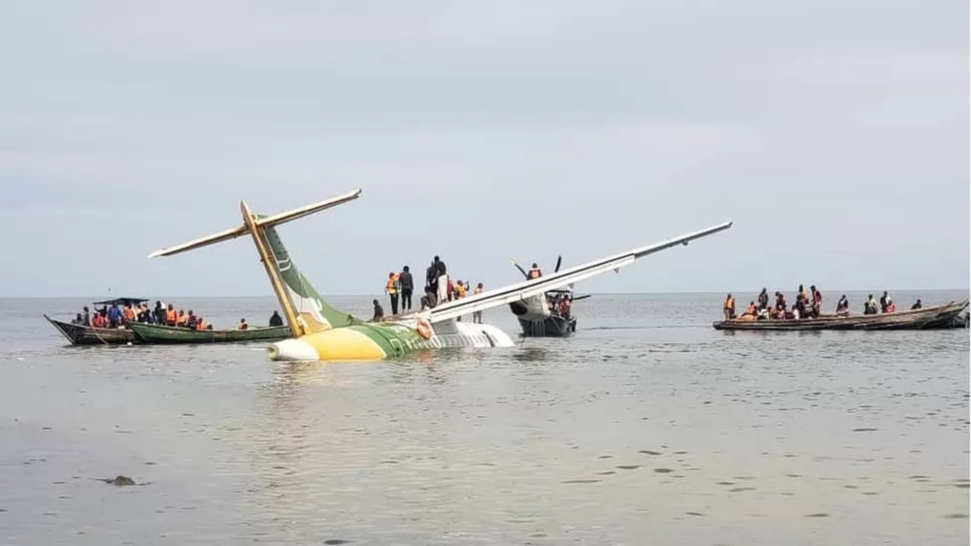19 người chết trong vụ máy bay Tanzania chở khách lao xuống hồ - 1