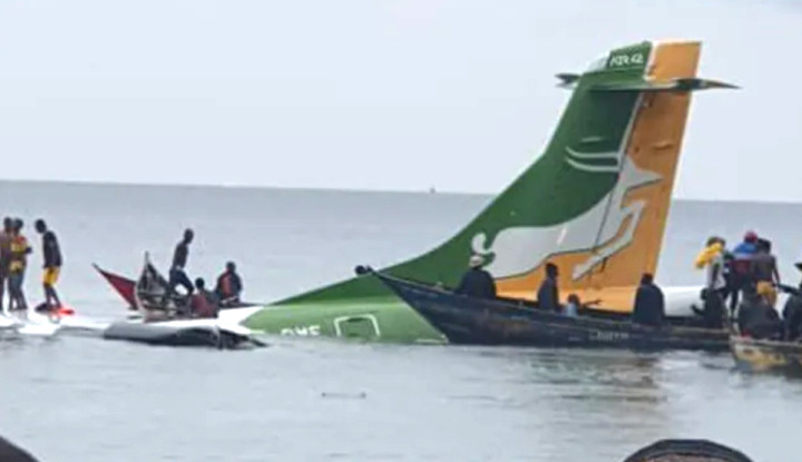 Máy bay Tanzania chở khách lao xuống hồ: 26 người được giải cứu - 1