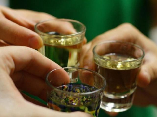 14 người nhập viện nghi ngộ độc rượu sau khi dự đám tang ở Kiên Giang - 1