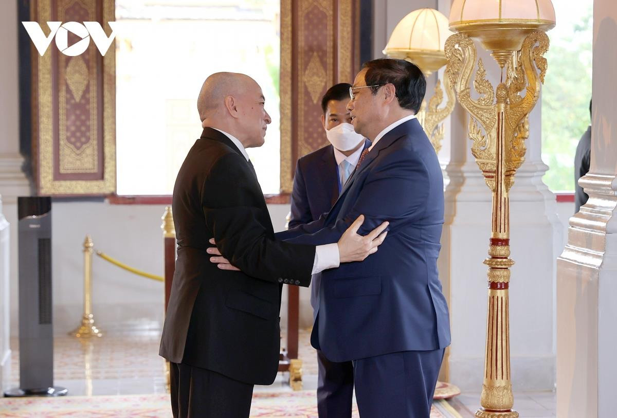 Thủ tướng Phạm Minh Chính đến chào Quốc vương Campuchia Norodom Sihamoni - 1