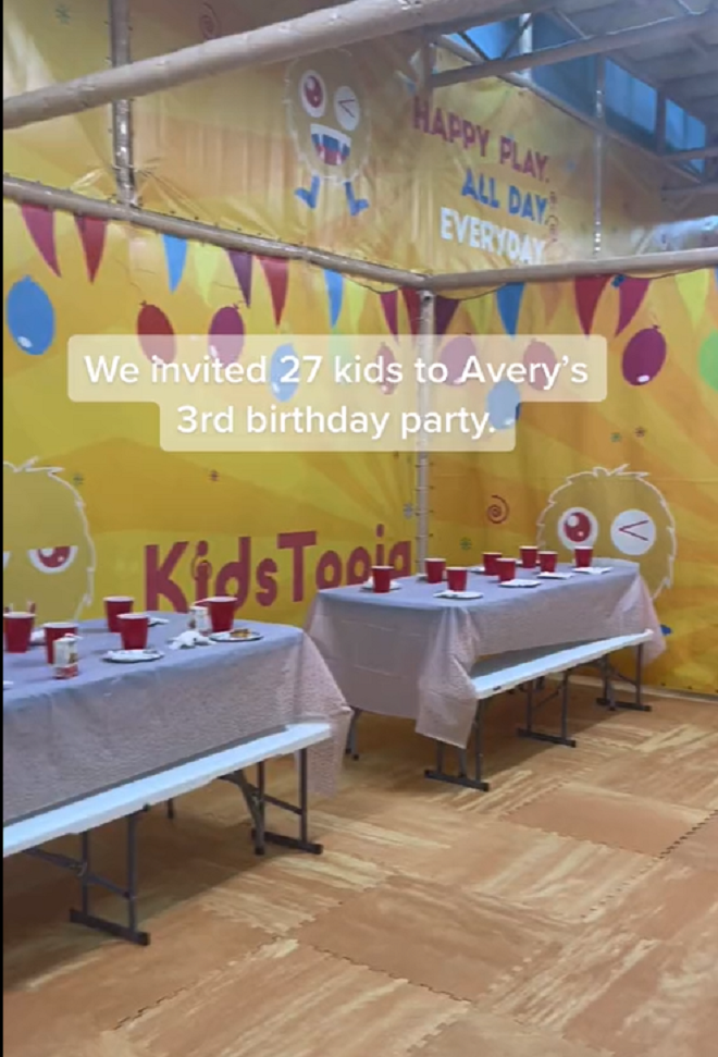 Tổ chức sinh nhật cho con gái 3 tuổi, người mẹ đau lòng khi không một ai đến dự - 1