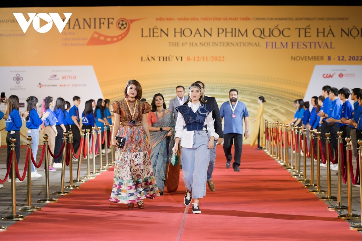 dan hoa hau long lay tren tham do be mac lien hoan phim quoc te ha noi 2022 hinh anh 13