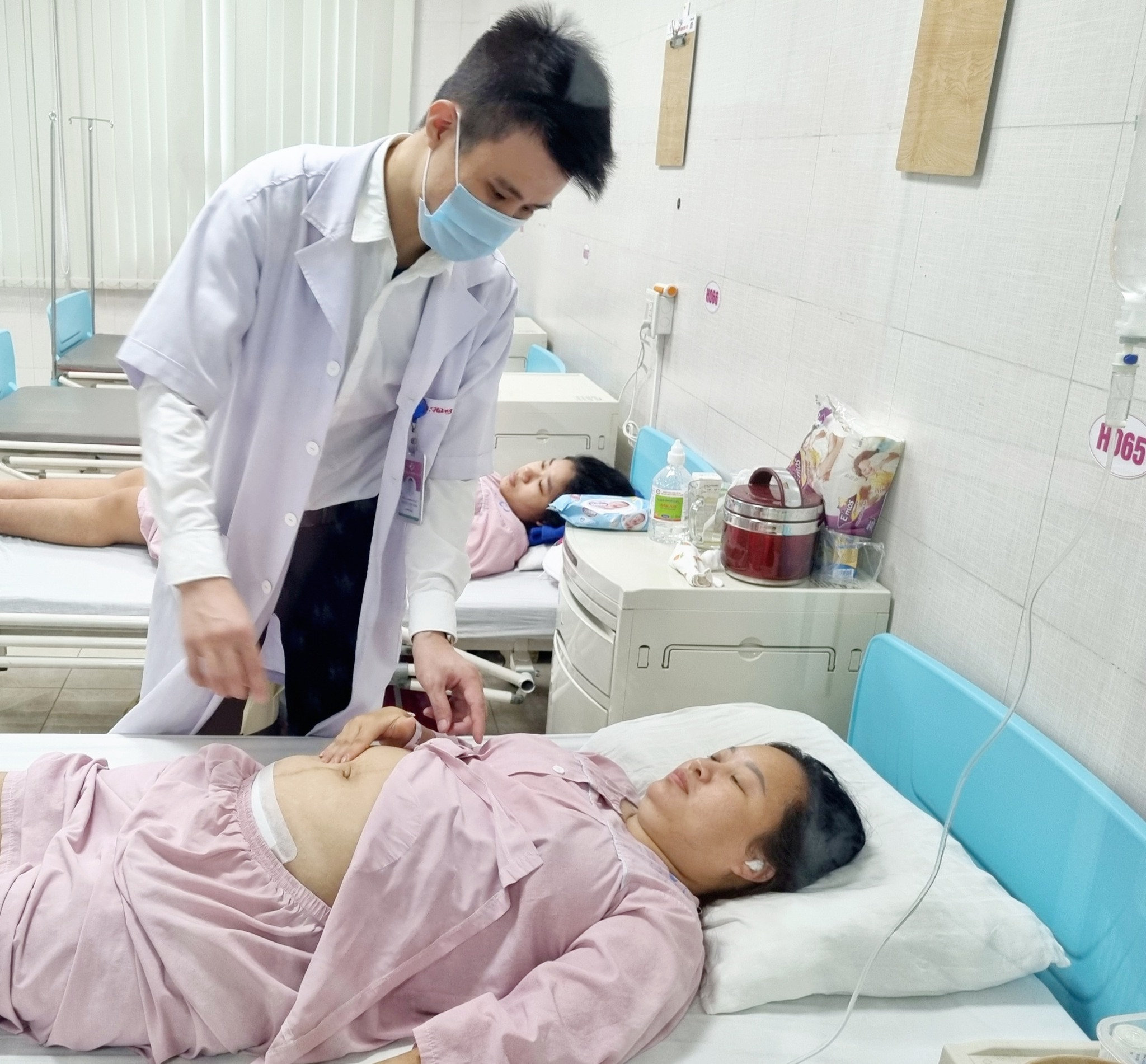 Vừa lấy thai vừa bóc tách 24 khối u xơ tử cung cho sản phụ 27 tuổi - 1