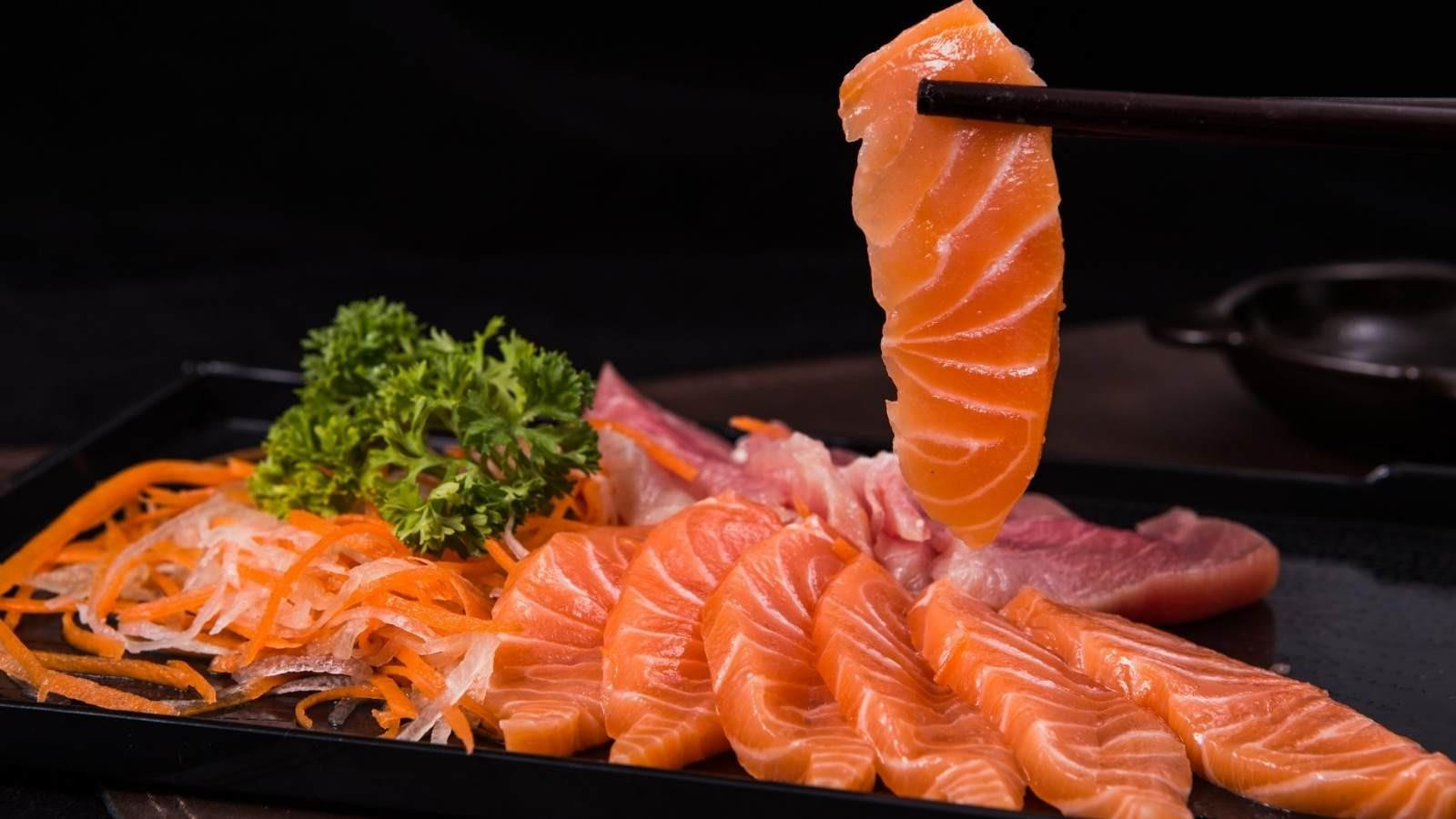 Chuyên gia dinh dưỡng chỉ nguy cơ tiềm ẩn trong đĩa sashimi hấp dẫn - 1