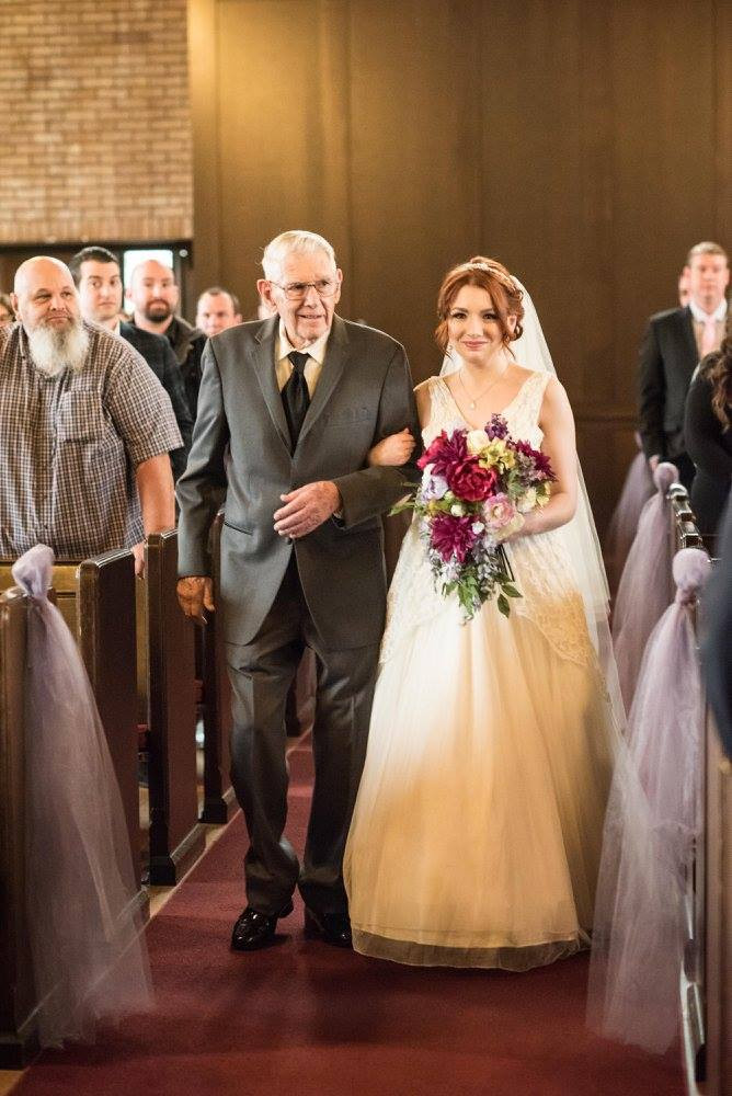 Váy cưới ‘vượt thời gian’ 60 năm được 3 thế hệ cô dâu cùng 1 nhà mặc khi kết hôn - 4