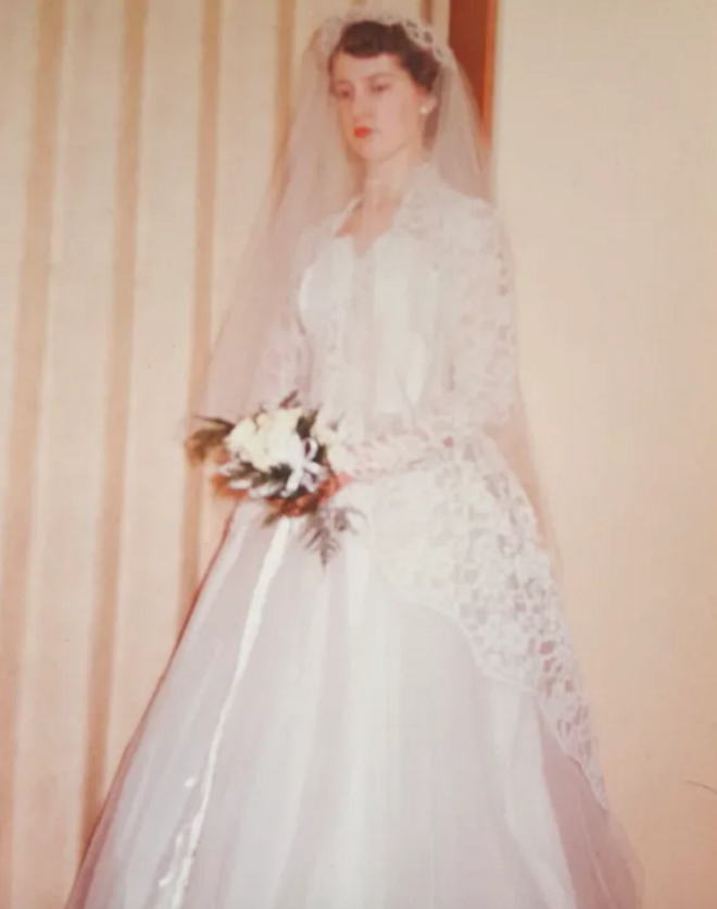 Váy cưới ‘vượt thời gian’ 60 năm được 3 thế hệ cô dâu cùng 1 nhà mặc khi kết hôn - 1