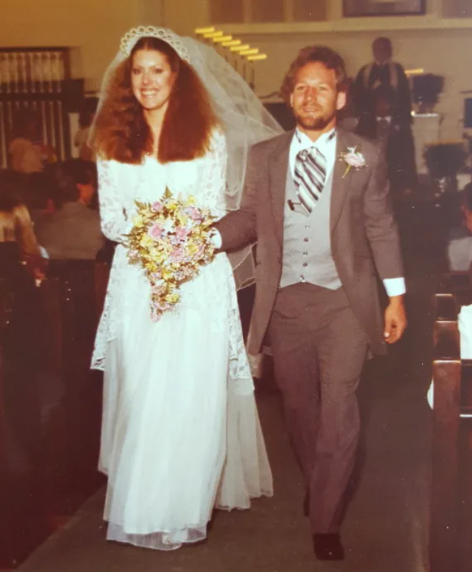 Váy cưới ‘vượt thời gian’ 60 năm được 3 thế hệ cô dâu cùng 1 nhà mặc khi kết hôn - 2