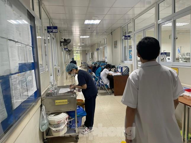 Ca bệnh Adenovirus, sốt xuất huyết tăng 'nóng' ở Bệnh viện Nhi Trung ương - 6