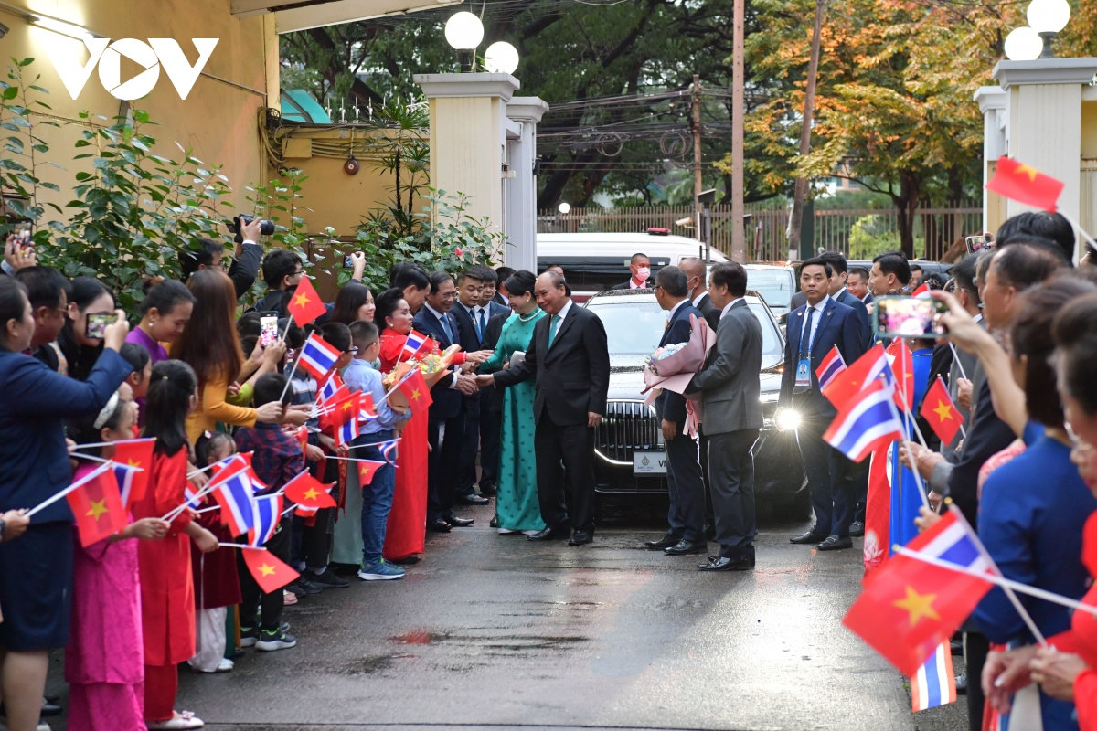 chu tich nuoc nguyen xuan phuc tham kieu bao va Dai su quan viet nam tai thai lan hinh anh 2