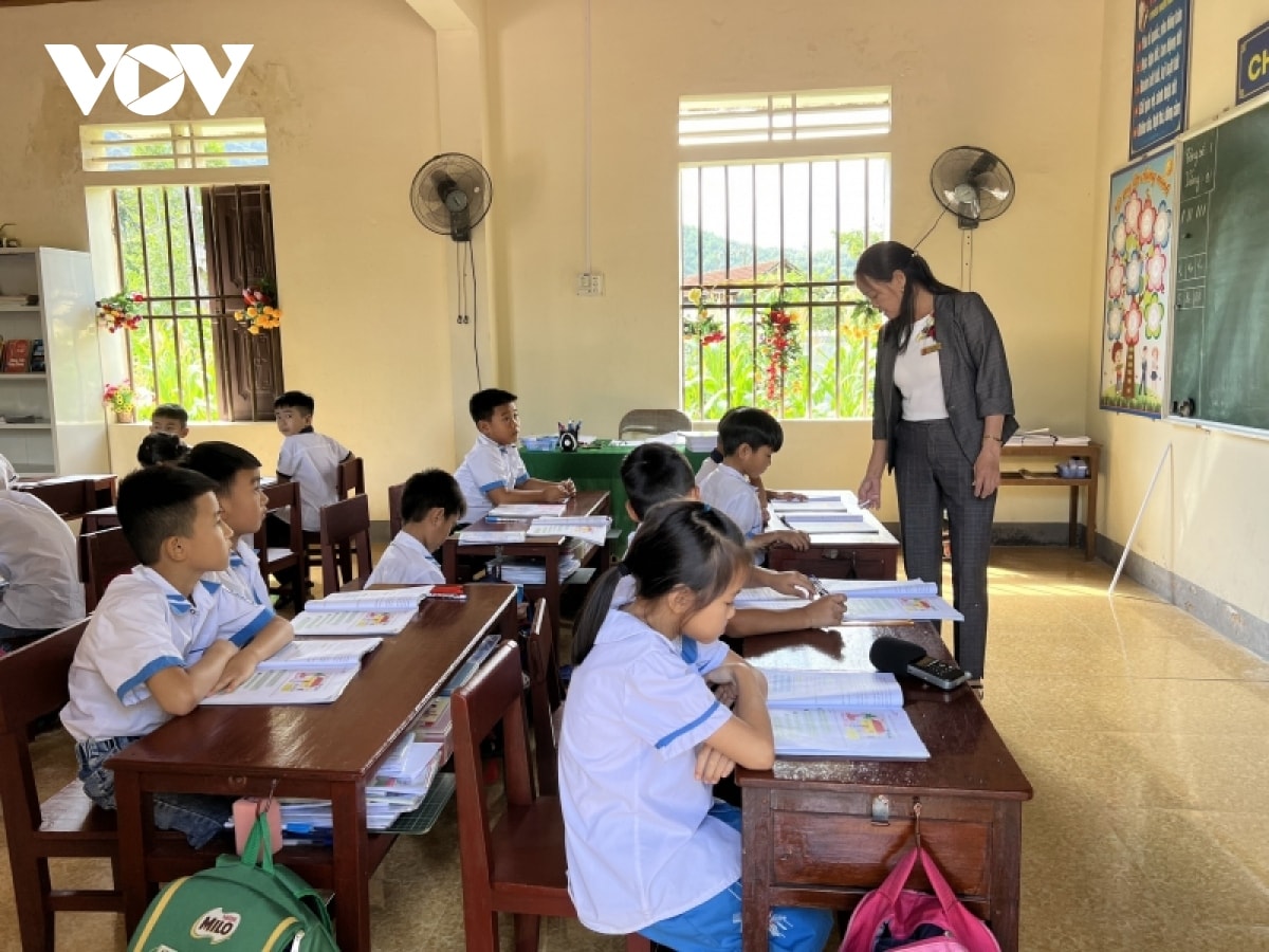 thầy cô cắm bản bởi yêu những học trò nghèo miền biên viễn hình ảnh 1 thay co cam ban boi yeu nhung hoc tro ngheo mien bien vien hinh anh 1