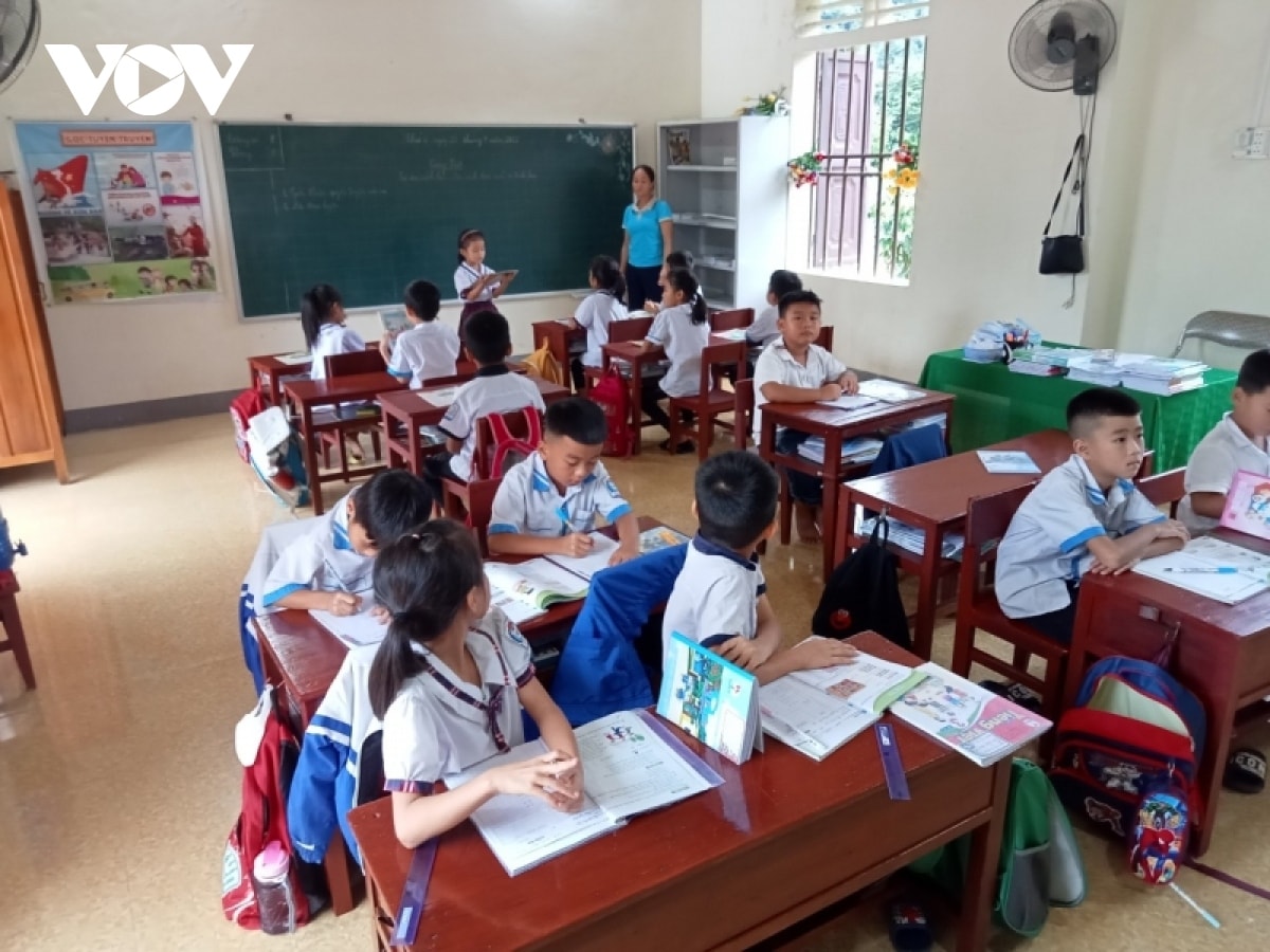 thầy cô cắm bản bởi yêu những học trò nghèo miền biên viễn hình ảnh 4 thay co cam ban boi yeu nhung hoc tro ngheo mien bien vien hinh anh 4