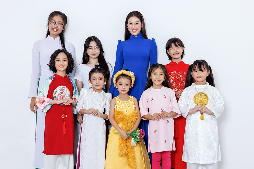 Hoa hậu Khánh Vân đón ngày 20/11 cùng dàn học trò nhí - 1