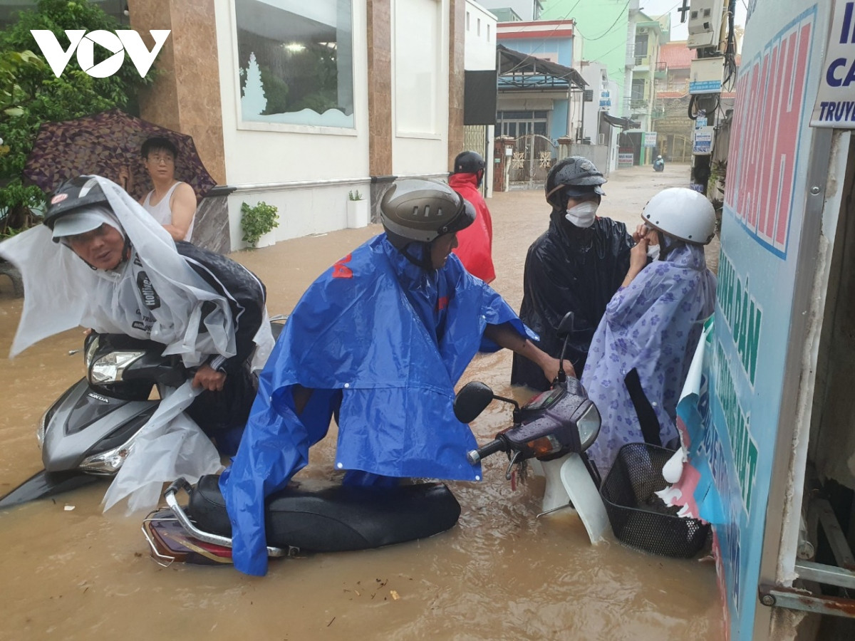 mua lon gay ngap sau, cuon troi xe may cua nguoi dan quy nhon hinh anh 7