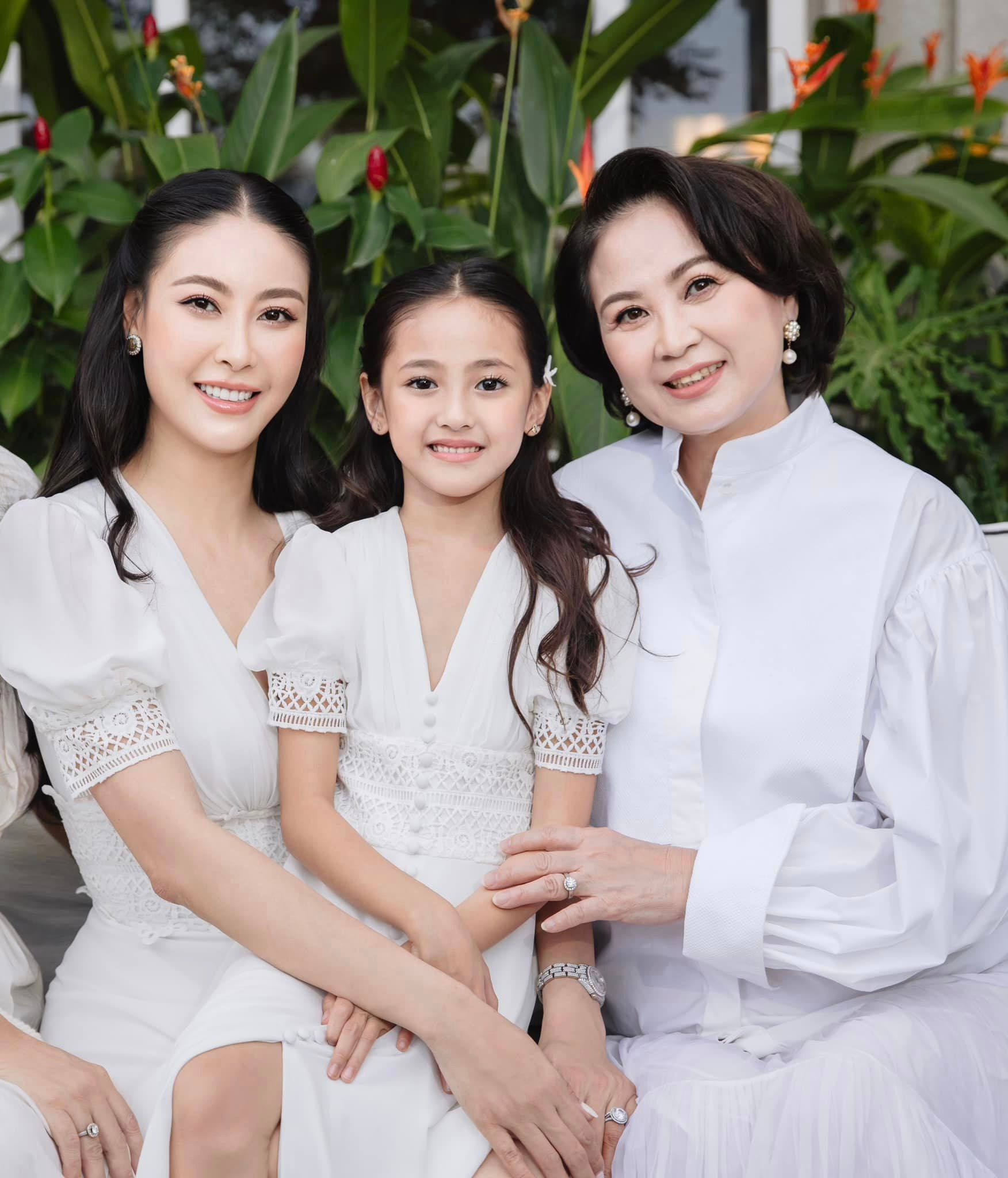 Sao Việt 22/11: Hoa hậu Hà Kiều Anh khoe mẹ ruột trẻ đẹp - 2