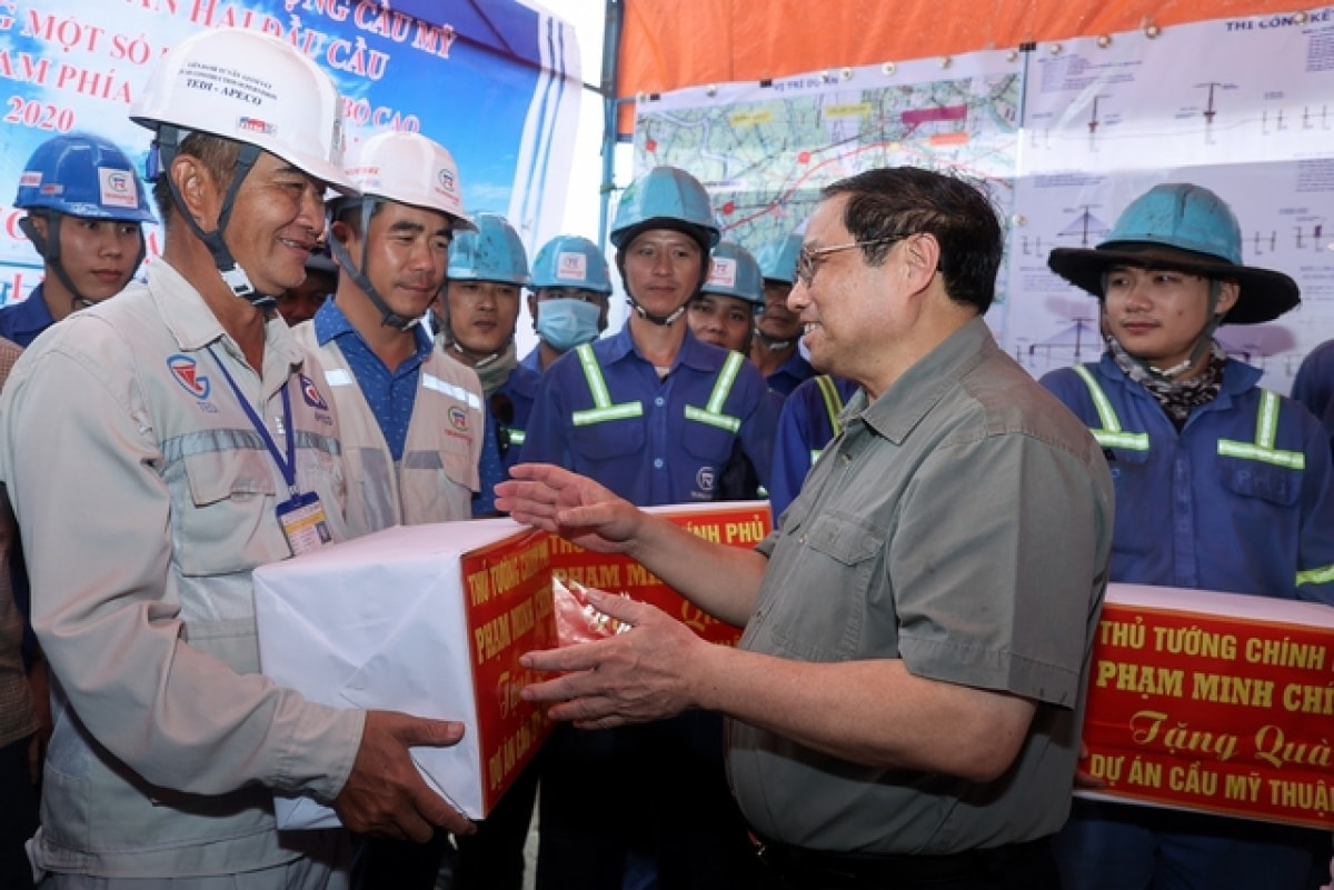 thủ tướng kiểm tra dự án trọng điểm và làm việc với lãnh đạo tỉnh vĩnh long hình ảnh 3 thu tuong kiem tra du an trong diem va lam viec voi lanh dao tinh vinh long hinh anh 3