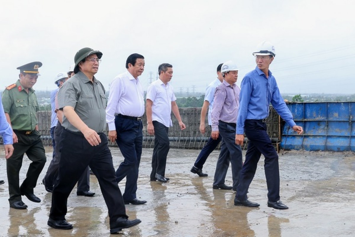 thủ tướng kiểm tra dự án trọng điểm và làm việc với lãnh đạo tỉnh vĩnh long hình ảnh 1 thu tuong kiem tra du an trong diem va lam viec voi lanh dao tinh vinh long hinh anh 1