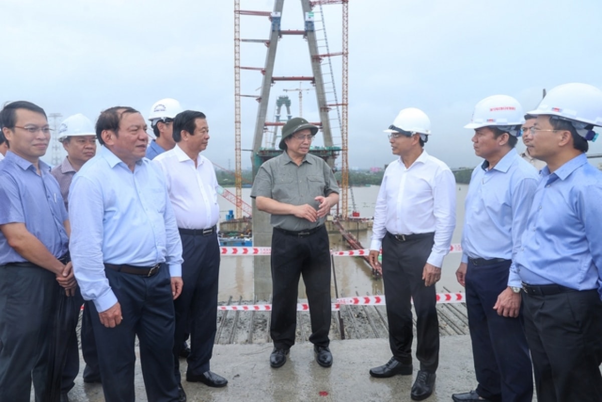 thủ tướng kiểm tra dự án trọng điểm và làm việc với lãnh đạo tỉnh vĩnh long hình ảnh 2 thu tuong kiem tra du an trong diem va lam viec voi lanh dao tinh vinh long hinh anh 2