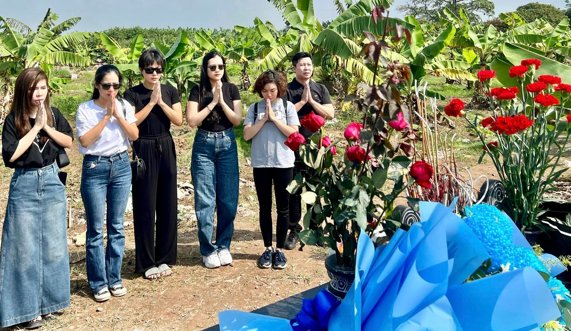 Sao Việt 24/11: Thanh Hương 'Người phán xử' thăm mộ NSND Hoàng Dũng - 2