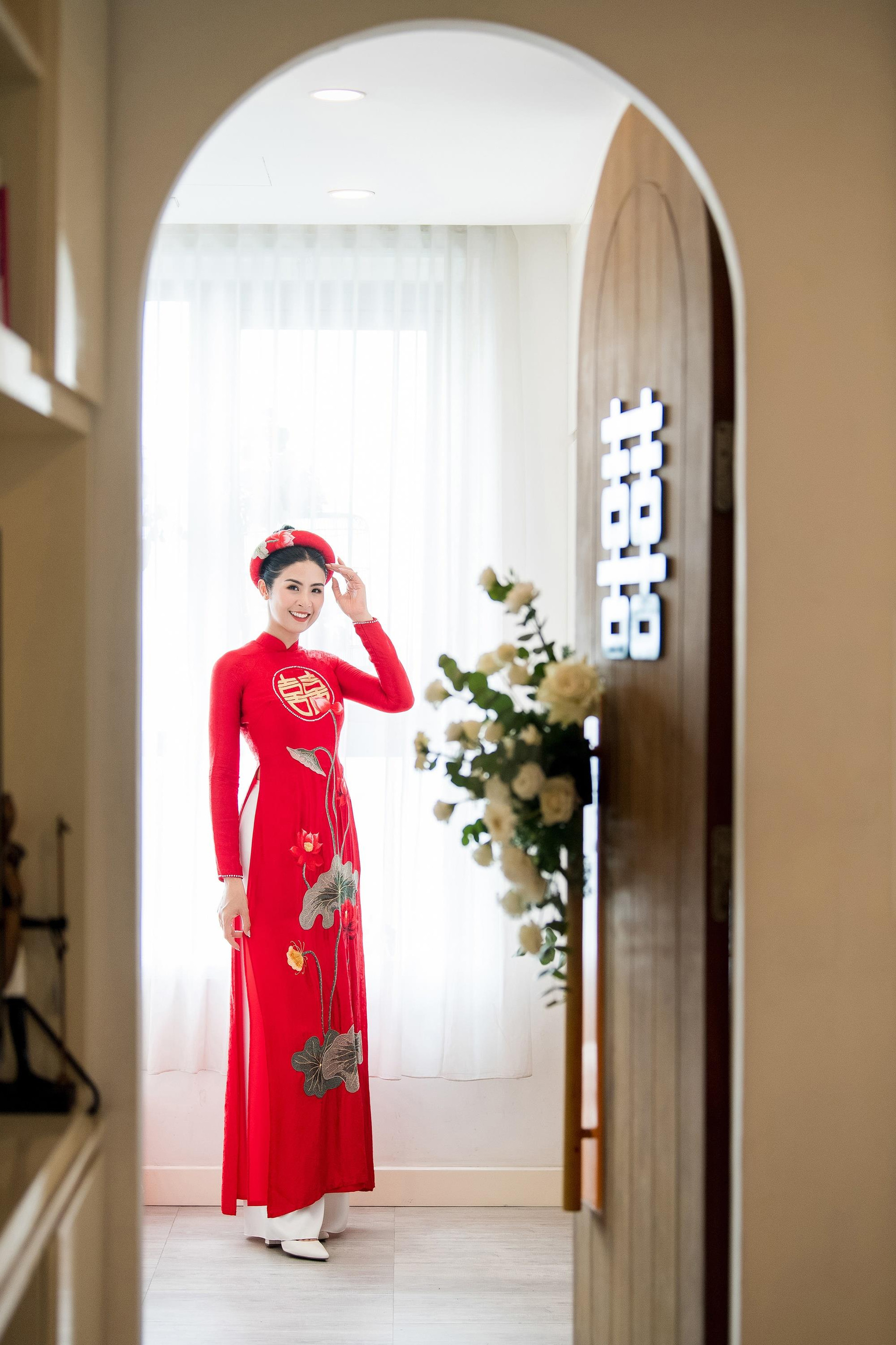 Hoa hậu Ngọc Hân được chú rể rước bằng xe mui trần cổ điển  - 3