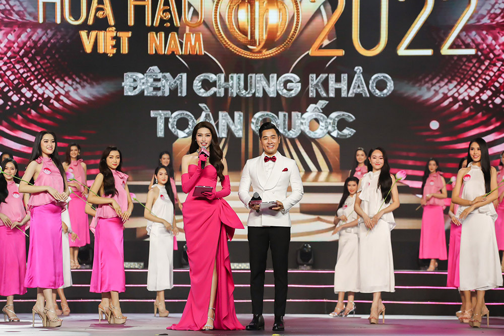 Á hậu Quỳnh Châu gợi cảm khi làm MC chung khảo Hoa hậu Việt Nam 2022 - 1
