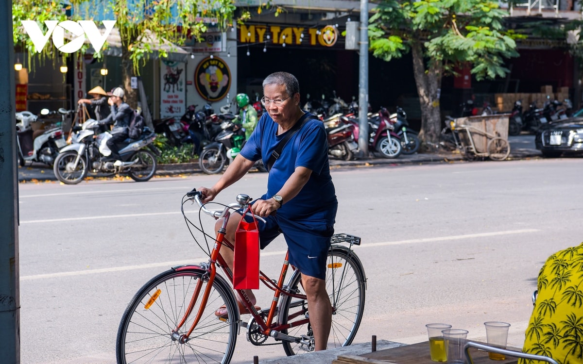 ha noi nang choi chang nhu mua he giua mua Dong hinh anh 17
