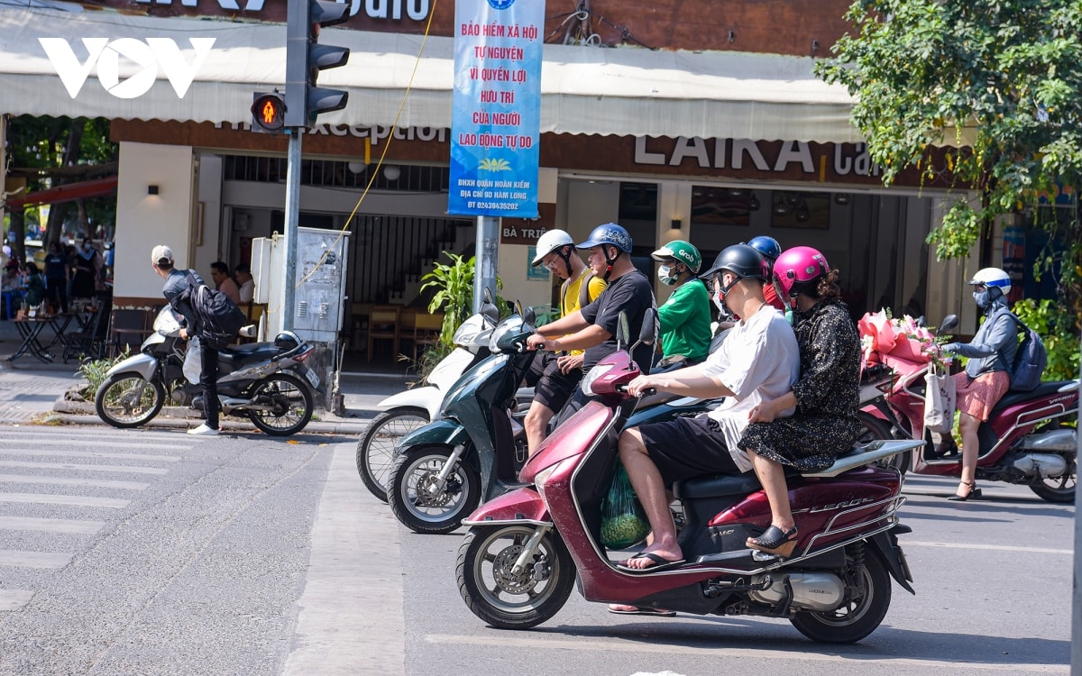 ha noi nang choi chang nhu mua he giua mua Dong hinh anh 7