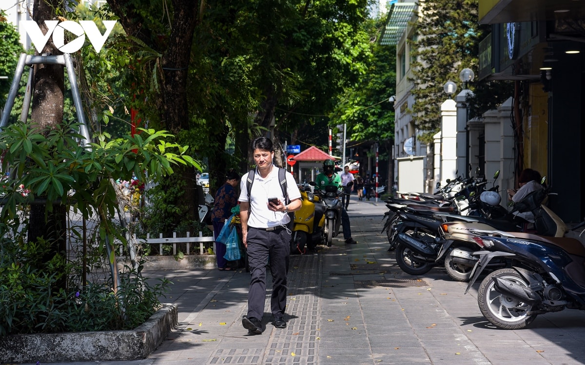 ha noi nang choi chang nhu mua he giua mua Dong hinh anh 18
