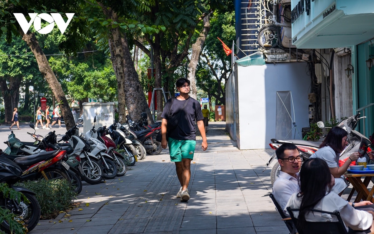 ha noi nang choi chang nhu mua he giua mua Dong hinh anh 13