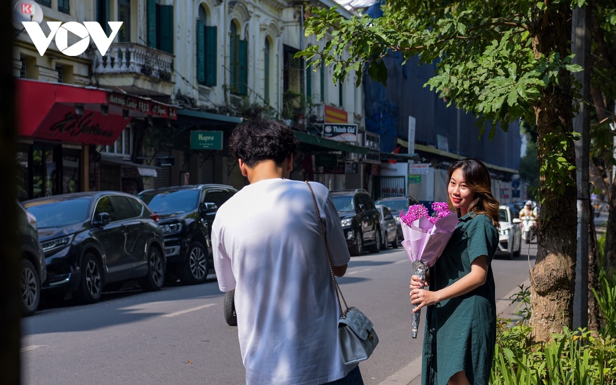 ha noi nang choi chang nhu mua he giua mua Dong hinh anh 4