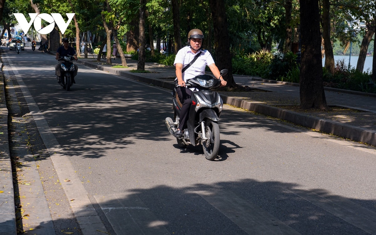 ha noi nang choi chang nhu mua he giua mua Dong hinh anh 2