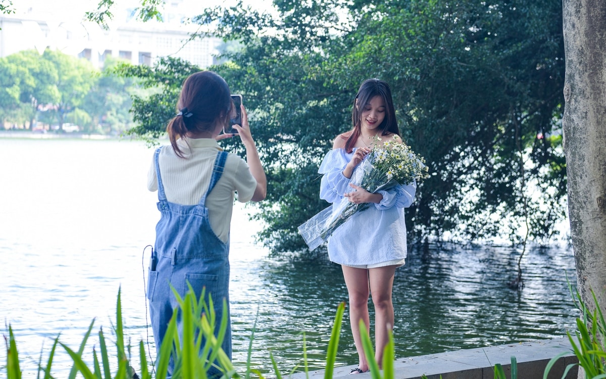 ha noi nang choi chang nhu mua he giua mua Dong hinh anh 12