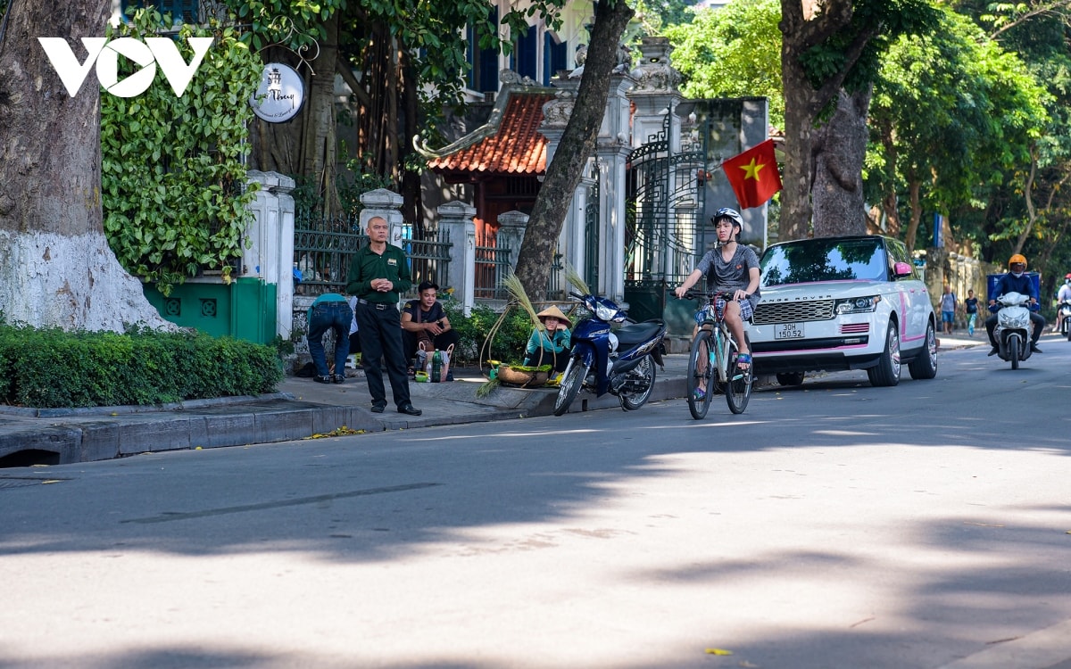 ha noi nang choi chang nhu mua he giua mua Dong hinh anh 10