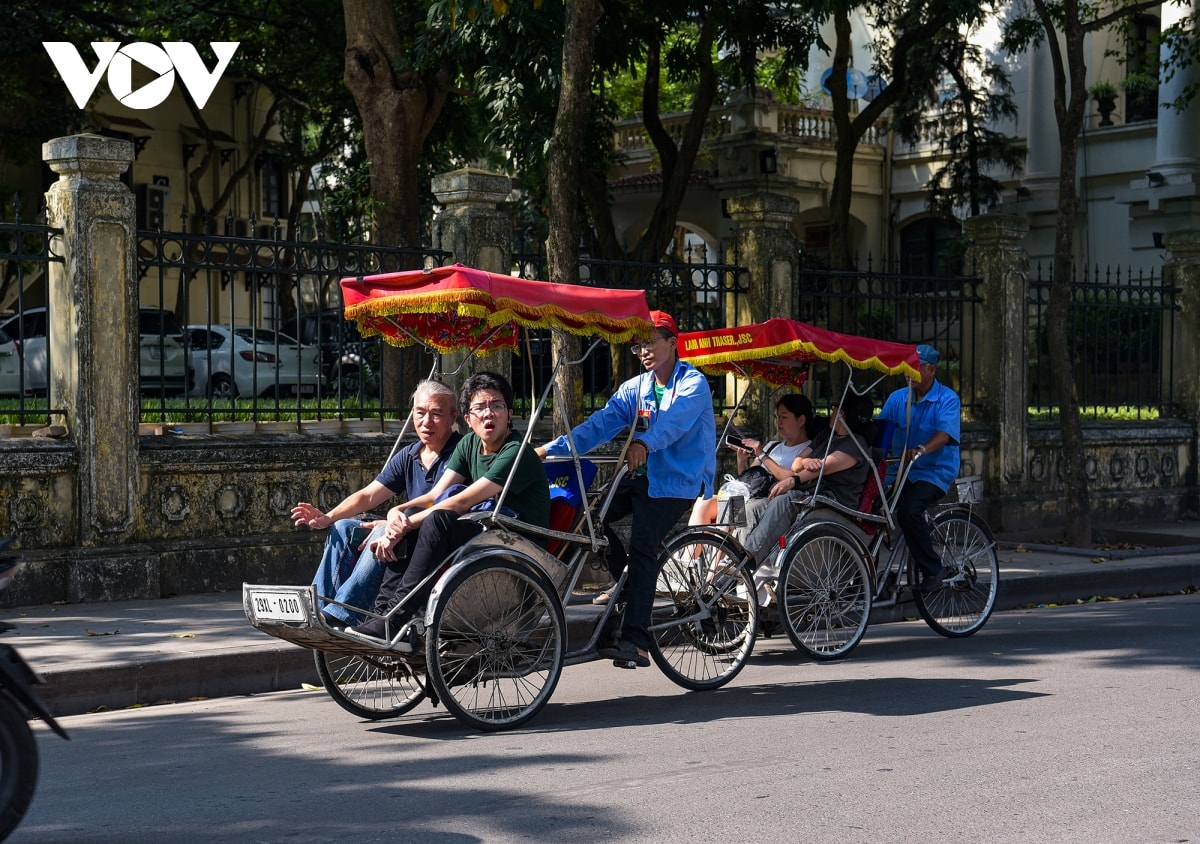 ha noi nang choi chang nhu mua he giua mua Dong hinh anh 3