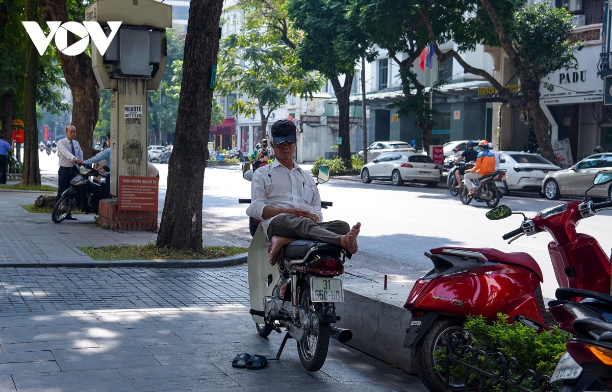 ha noi nang choi chang nhu mua he giua mua Dong hinh anh 11