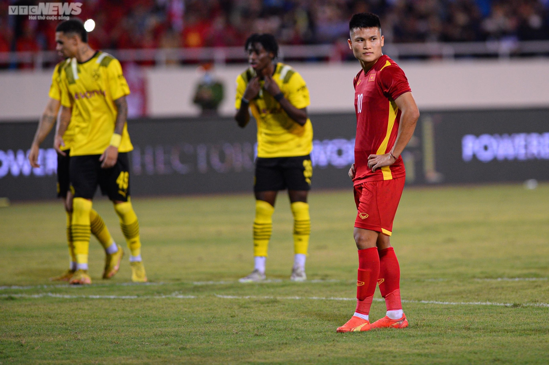 Sự cố xấu hổ trên sân Mỹ Đình khiến cầu thủ Việt Nam, Dortmund ngán ngẩm - 10