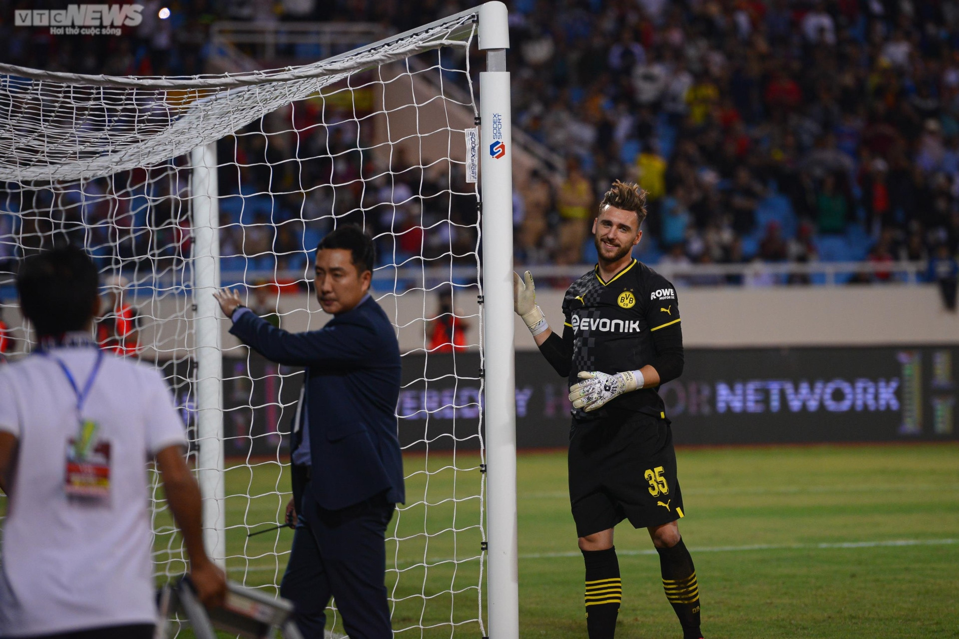 Sự cố xấu hổ trên sân Mỹ Đình khiến cầu thủ Việt Nam, Dortmund ngán ngẩm - 7