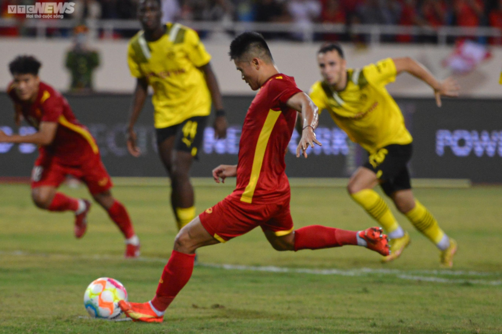 Sự cố xấu hổ trên sân Mỹ Đình khiến cầu thủ Việt Nam, Dortmund ngán ngẩm - 11
