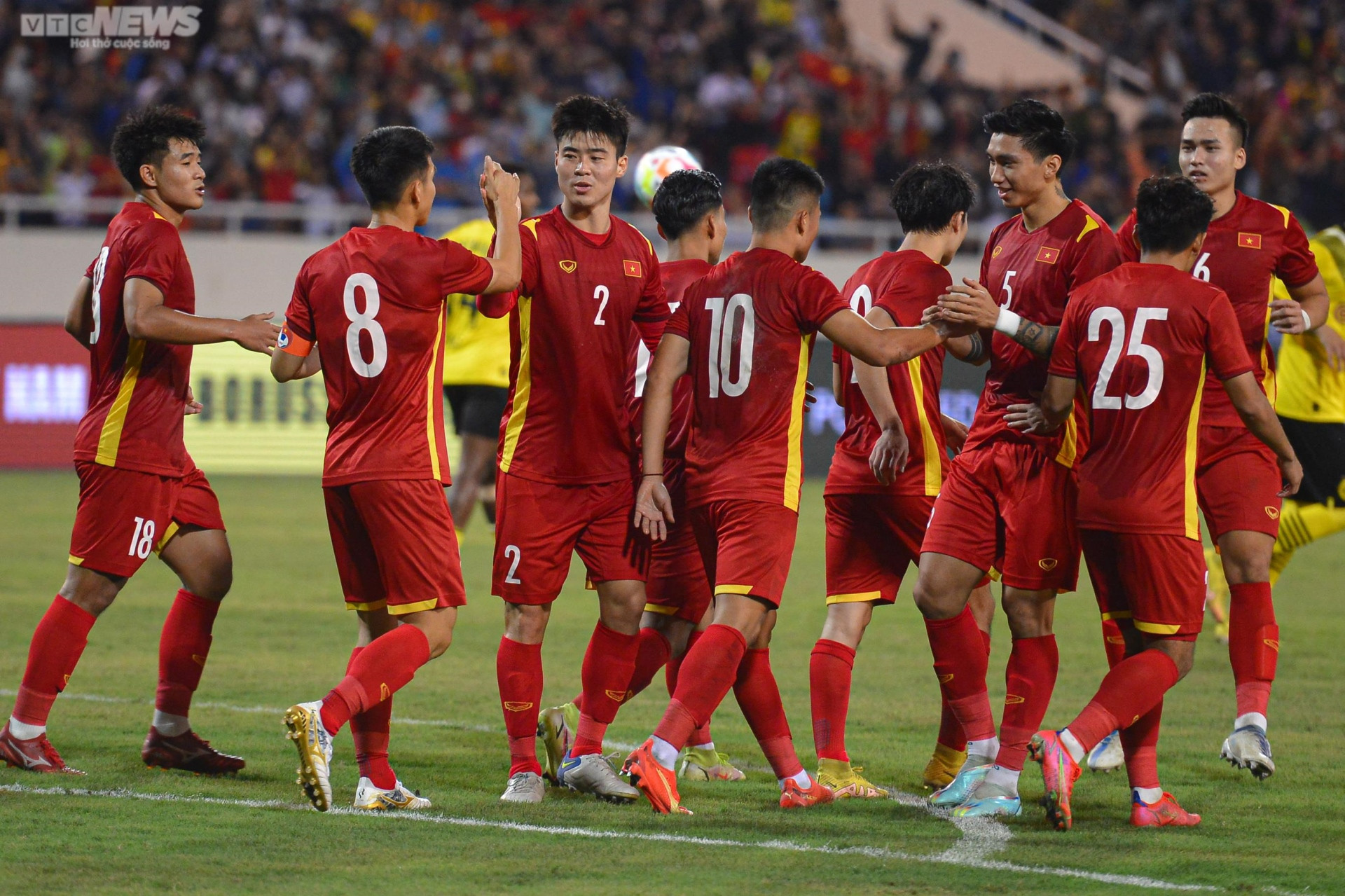 Sự cố xấu hổ trên sân Mỹ Đình khiến cầu thủ Việt Nam, Dortmund ngán ngẩm - 13