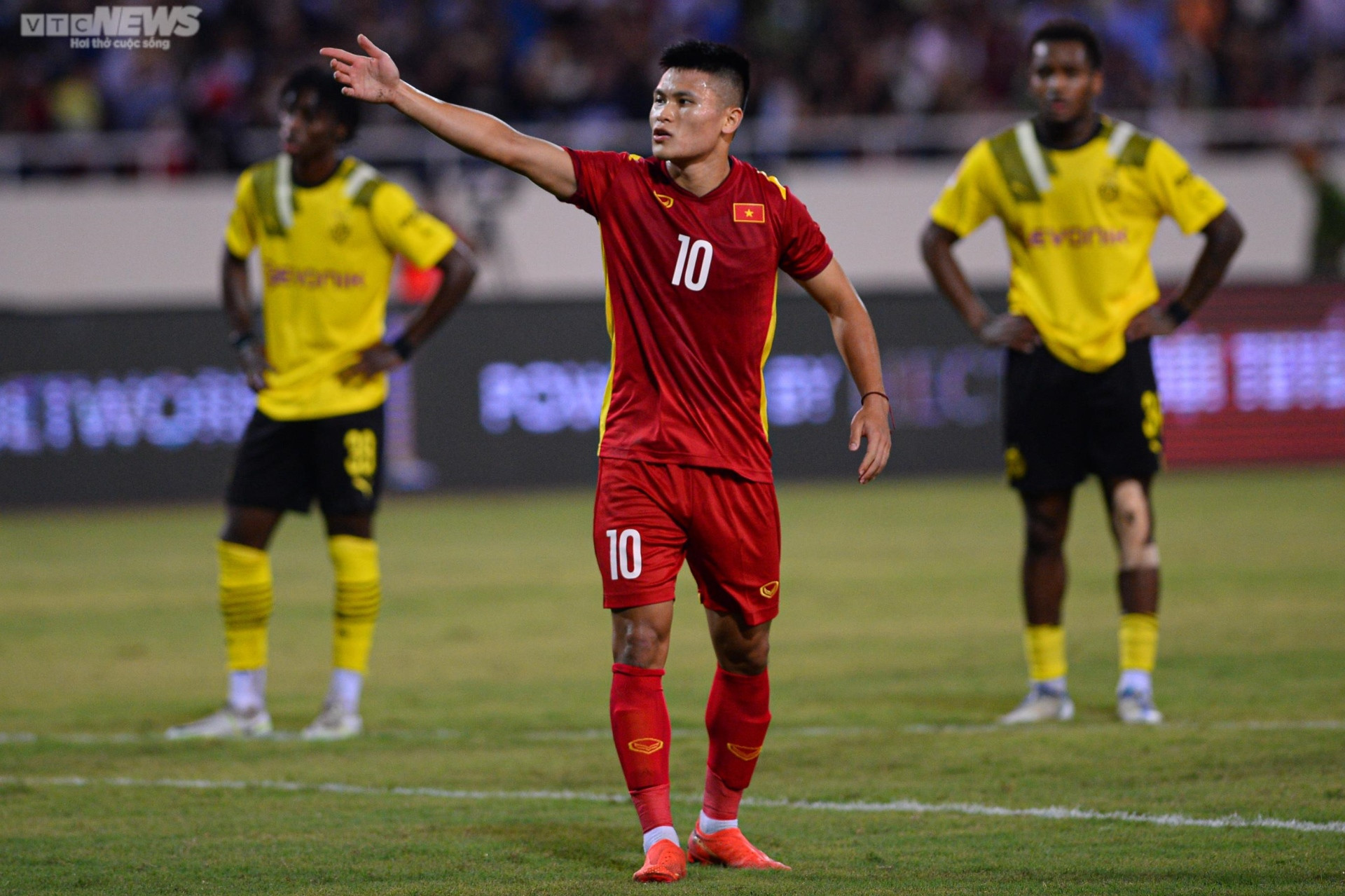 Sự cố xấu hổ trên sân Mỹ Đình khiến cầu thủ Việt Nam, Dortmund ngán ngẩm - 2