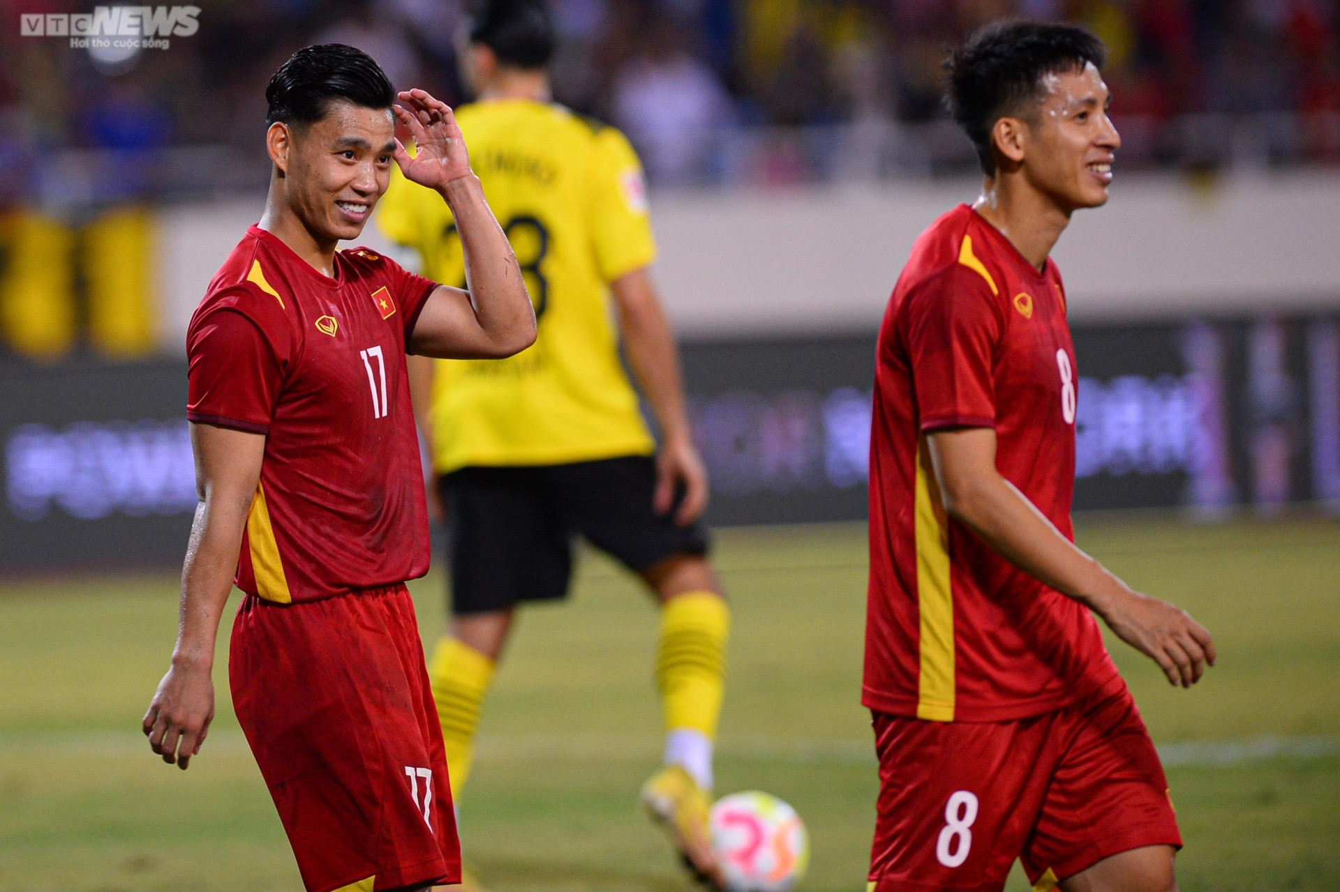 Sự cố xấu hổ trên sân Mỹ Đình khiến cầu thủ Việt Nam, Dortmund ngán ngẩm - 8