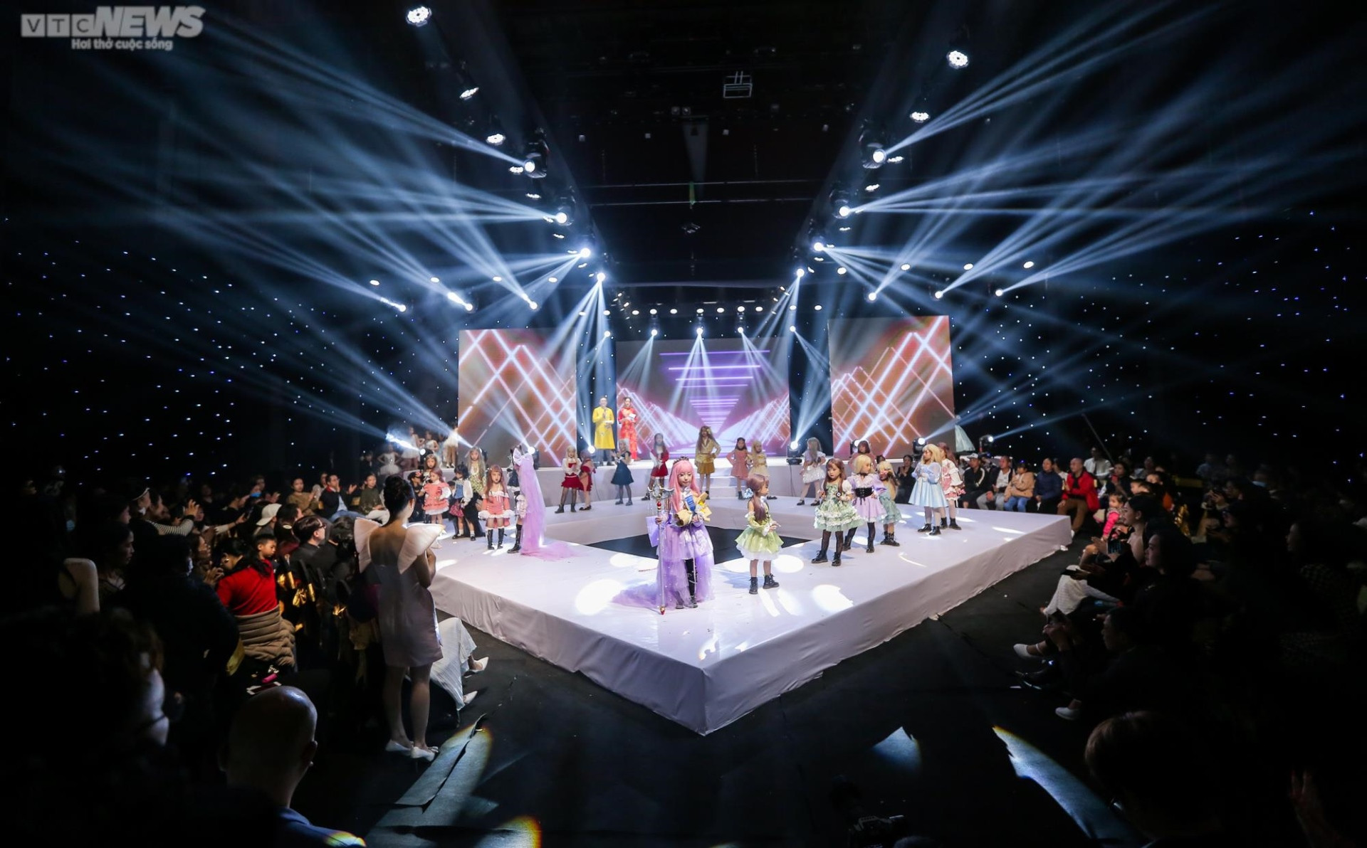 Hơn 100 mẫu nhí khoe tài trong đêm diễn Fashion Junction - Giao lộ thời trang - 1
