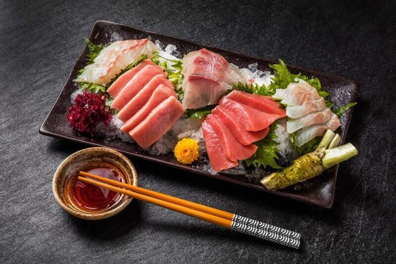 Chuyên gia khuyến cáo chỉ nên ăn sashimi trong 30 phút - 1