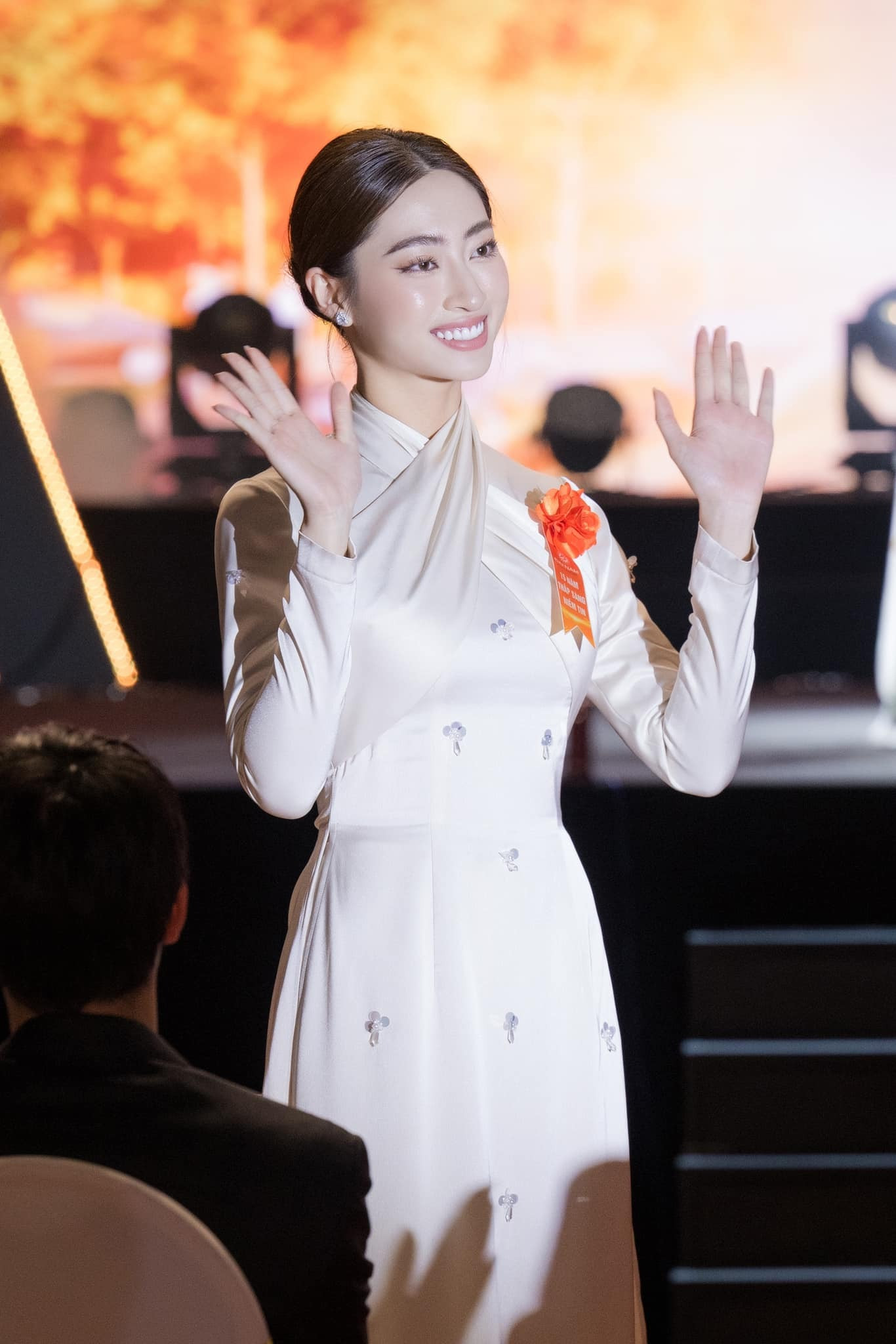 Hoa hậu Lương Thuỳ Linh mặc 'kín cổng cao tường' từ khi trở thành giảng viên  - 4